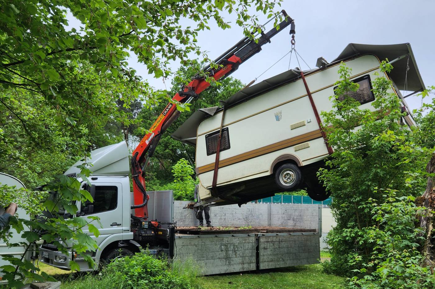 Demontage oder Komplettabtransport per Ladekran